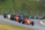 A temporada 2026 da Fórmula 1600 chega à sua 6ª Etapa neste fim de semana, dias 06 e 07 de junho, novamente no Autódromo de Interlagos, e Lucas Monteiro desembarca no tradicional circuito paulista ocupando a liderança do campeonato em duas frentes. Após mais uma rodada marcada por desempenho sólido e disputas intensas, o piloto do carro #22 soma 150 pontos na classificação Geral e 173 pontos na Divisão Super, consolidando-se como uma das referências da categoria neste início de campeonato.