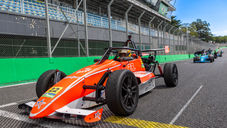 A 5ª Etapa do Campeonato Paulista de Fórmula 1600, marcada para os dias 16 e 17 de maio no Autódromo de Interlagos, representa mais um capítulo importante na trajetória de Lucas Monteiro na temporada. Líder da classificação geral com 110 pontos e também no topo da Divisão Super, com 125 pontos, o piloto do carro nº 22 chega ao circuito pa