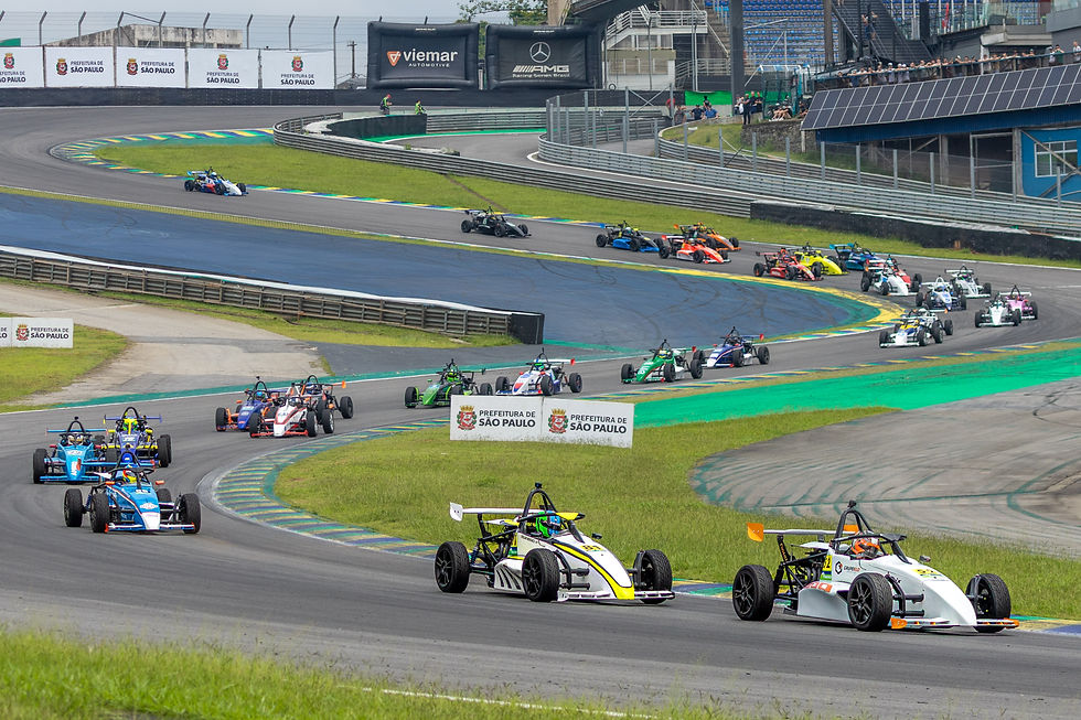 A Fórmula 1600 abriu a 2ª Etapa da temporada neste sábado, em Interlagos, com uma corrida movimentada do início ao fim. A primeira prova do fim de semana foi marcada por disputas intensas nas três divisões, duas intervenções do Safety Car e mudanças importantes na liderança ao longo das 12 voltas.