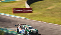  Rafael Suzuki encerrou o sábado da terceira etapa da Stock Car 2026 em nono lugar na corrida Sprint em Interlagos, resultado que o levou à terceira posição no campeonato, com 200 pontos.