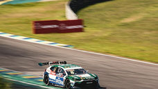 Rafael Suzuki encerrou o sábado da terceira etapa da Stock Car 2026 em nono lugar na corrida Sprint em Interlagos, resultado que o levou à terceira posição no campeonato, com 200 pontos.