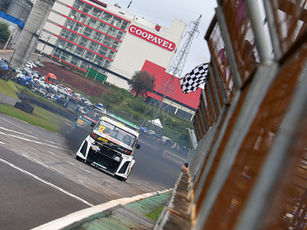 O paranaense Murilo Mânica conquistou a sua segunda vitória na Fórmula Truck ao vencer a prova da categoria F-Truck (motores com bomba injetora), na 7ª etapa da Fórmula Truck, disputada neste domingo (13), no Autódromo Zilmar Beux, em Cascavel, região Oeste do Paraná. A primeira vitória dele foi na etapa de Cuiabá, disputada em junho.
