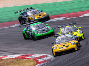Marçal Muller conquistou a corrida 1 da Carrera na etapa do Algarve da Porsche Cup Brasil C6 Bank e retomou a liderança do campeonato ao superar Pietro Fantin na volta final, beneficiado pela exclusão do carro #117 por incidente com Thiago Vivacqua. Na Challenge, Gerson Campos converteu a pole em vitória, batendo Enrico Pedrosa após disputa direta pela ponta.