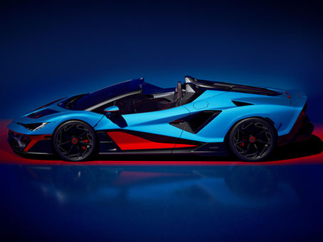A Automobili Lamborghini apresenta seu mais recente modelo Few Off, o Fenomeno Roadster. Apenas 15 unidades serão produzidas, cada uma equipada com um motor híbrido V12 capaz de entregar 1080 cv. Isso o torna o modelo conversível mais potente já produzido pela Lamborghini. Revelado durante a segunda edição da Lamborghini Arena, o Fenomeno Roadster é o mais recente de uma espetacular linha de modelos conversíveis Few-Off, que começou com o Reventon Roadster em 2009
