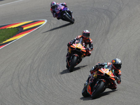 Marc Márquez transformou a pole position em uma atuação dominante no Grande Prêmio da Alemanha de MotoGP. Neste domingo, no circuito de Sachsenring, o espanhol da Ducati Lenovo controlou a corrida desde os primeiros metros e recebeu a bandeirada pela décima vez no país, ampliando uma relação histórica de sucesso com a pista alemã.