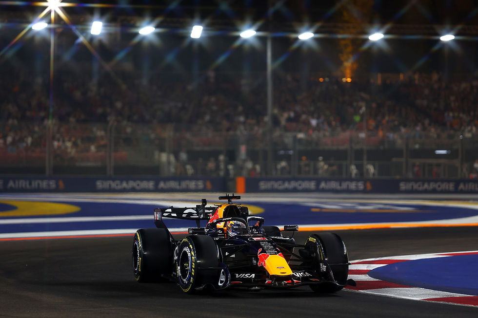 A última volta com pneus macios colocou Max Verstappen na pole position da Sprint de Singapura nesta sexta-feira. Com 1m31s156, o holandês deixou George Russell a 0s120, seguido por Charles Leclerc. A apuração sobre uma possível irregularidade sob bandeira amarela no SQ1 terminou com a confirmação do primeiro lugar. O resultado veio depois de sua primeira vitória de 2026 e de um treino livre liderado por Russell.