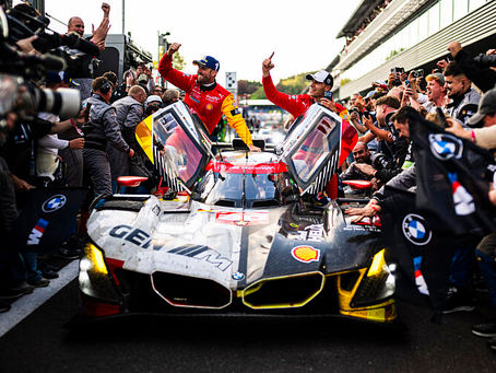 A BMW voltou ao topo de uma prova internacional de endurance ao conquistar uma dobradinha nas 6 Horas de Spa-Francorchamps da TotalEnergies, segunda etapa do FIA WEC 2026. O BMW M Hybrid V8 # 20, pilotado por René Rast, Sheldon van der Linde e Robin Frijns, venceu após largar apenas em décimo na Hypercar, enquanto o carro # 15 completou o resultado histórico da fabricante alemã em segundo lugar.