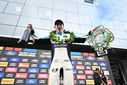 Nicolas Costa, com o Chevrolet Camaro #69 da AMattheis Vogel, foi o vencedor da Corrida 1 do SONIC Grand Prix, disputada neste domingo (31) em Interlagos, pela terceira etapa da temporada 2026 da NASCAR Brasil Series. Em uma corrida realizada sob chuva fina, o piloto largou em terceiro, assumiu a liderança ainda nos primeiros momentos da disputa e sustentou a posição até a bandeirada após 20 voltas.