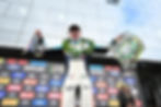 Nicolas Costa, com o Chevrolet Camaro #69 da AMattheis Vogel, foi o vencedor da Corrida 1 do SONIC Grand Prix, disputada neste domingo (31) em Interlagos, pela terceira etapa da temporada 2026 da NASCAR Brasil Series. Em uma corrida realizada sob chuva fina, o piloto largou em terceiro, assumiu a liderança ainda nos primeiros momentos da disputa e sustentou a posição até a bandeirada após 20 voltas.