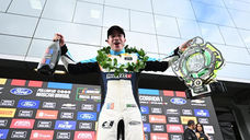 Nicolas Costa, com o Chevrolet Camaro #69 da AMattheis Vogel, foi o vencedor da Corrida 1 do SONIC Grand Prix, disputada neste domingo (31) em Interlagos, pela terceira etapa da temporada 2026 da NASCAR Brasil Series. Em uma corrida realizada sob chuva fina, o piloto largou em terceiro, assumiu a liderança ainda nos primeiros momentos da disputa e sustentou a posição até a bandeirada após 20 voltas.