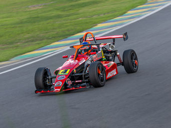 A 5ª etapa do Campeonato Paulista de Fórmula 1600, nos dias 16 e 17 de maio em Interlagos, coloca Marcel Fachini em um dos momentos mais estratégicos da temporada. Em meio a uma campanha marcada por velocidade, resiliência e constantes corridas de recuperação, o piloto chega ao fim de semana como vice-líder na classificação Super, pronto para dar um passo além na disputa pelo topo.