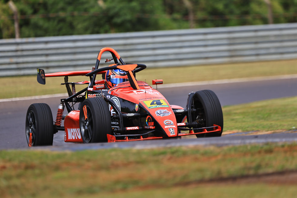 O fim de semana da 7ª etapa do Campeonato Paulista e da 2ª etapa da Copa Brasil de Fórmula 1600, no Autódromo Internacional Zilmar Beux, foi marcado por velocidade, adversidades e recuperação para Marcel Fachini. Depois de liderar os dois treinos livres da programação, o piloto da Scuderia Fachini enfrentou mudanças nas condições climáticas durante a classificação, superou dificuldades na Corrida 1 e encerrou a etapa com uma expressiva escalada na Corrida 2, conquistando dois pódios na Divisão Super.