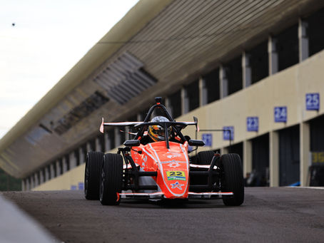 Lucas Monteiro teve um fim de semana sensacional no Autódromo Internacional Zilmar Beux, em Cascavel. Líder da classificação geral e da Divisão Super da Fórmula 1600, o piloto da Max Torque Racing conquistou a pole position e venceu as duas corridas da 7ª Etapa do Campeonato Paulista, válida também pela 2ª Etapa da Copa Brasil, consolidando mais uma atuação de alto nível na temporada.