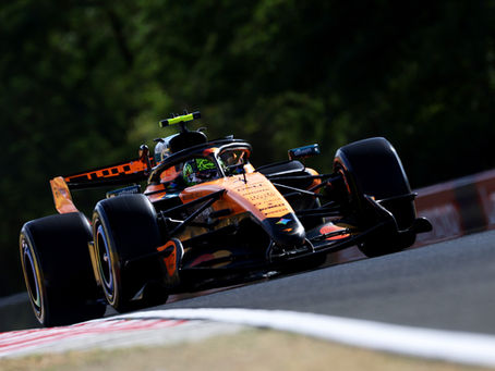 Lando Norris converteu pressão interna, leitura estratégica e ritmo de corrida em sua primeira vitória na temporada ao dominar a parte decisiva do GP da Hungria. Superado por Oscar Piastri na volta inicial, o britânico virou o confronto dentro da McLaren antes do abandono do companheiro e recebeu a bandeirada à frente de Max Verstappen e Kimi Antonelli.