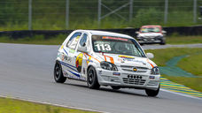 A etapa de abertura da STR Sitdrive Touring Race, no tradicional Autódromo de Interlagos, foi palco de um fim de semana que combinou velocidade, maturidade e poder de reação para João Guimarães. Em sua estreia na categoria, o piloto paraibano conquistou a vitória na Divisão Super na Corrida 1 e, no domingo, mostrou resiliência ao retornar após um incidente para garantir o segundo lugar na Corrida 2.