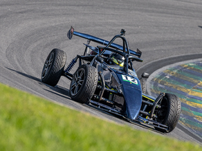 A 4ª Etapa da Fórmula 1600, disputada em Interlagos, evidenciou mais uma vez a consistência de Léo Tafner na Divisão Light. Em um fim de semana que combinou disputas intensas e cenários distintos entre as duas corridas, o piloto do carro nº 12 assegurou presença no pódio em ambas, consolidando uma performance sólida ao longo da rodada.