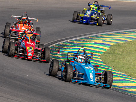 A etapa da Fórmula 1600 em Interlagos apresentou dois roteiros complementares, combinando disputa direta na pista, intervenção da direção de prova e uma corrida final decidida em ritmo e estratégia. Entre sábado e domingo, a categoria revelou protagonistas diferentes na classificação geral e nas divisões, reforçando o equilíbrio do grid.