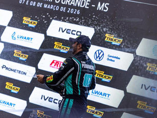 O Autódromo Internacional Orlando Moura foi o palco da primeira aparição de Pedro Perdoncini na divisão principal da Copa Truck neste domingo (8). Ao registrar um terceiro e um quarto lugares nas corridas em Campo Grande (MS), o piloto do Mercedes-Benz # 117 acumulou 30 pontos, marca que o estabelece na segunda colocação da tabela de classificação. A liderança do campeonato, após a rodada de abertura, pertence a Felipe Giaffone, que detém 40 pontos.
