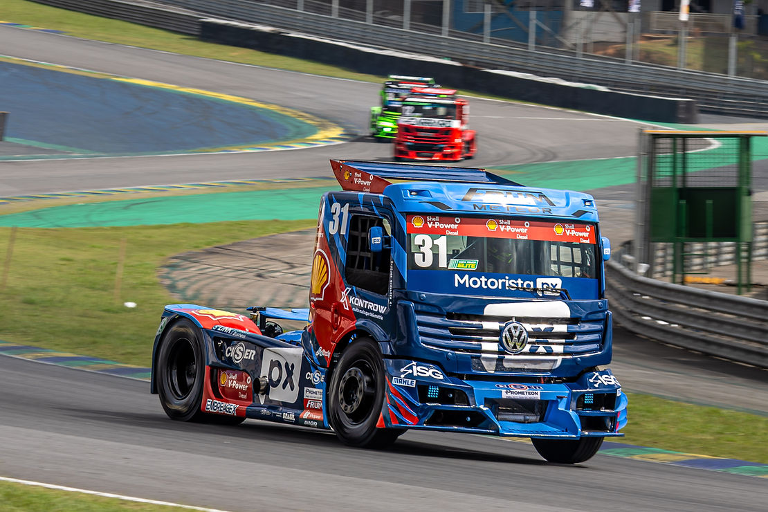 O desempenho de Giaffone ganha relevância no contexto do campeonato. Vice-líder da Elite, o piloto da R9 Competições iniciou o fim de semana reduzindo a diferença para o líder Maicon Roncen, da Tiger Team Race, que chegou a Interlagos com vantagem de 20 pontos. Com o Volkswagen Meteor #31, o paulista de 21 anos terminou as duas sessões na primeira colocação e encerrou a sexta-feira com o melhor tempo da categoria, 2min05s064, resultado que o coloca entre os candidatos ao Troféu Shopee Pole Position deste sábado.