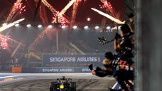 Max Verstappen venceu neste domingo (11) o GP de Singapura pela primeira vez, após liderar toda a corrida. O piloto da Red Bull alcançou sua 73ª vitória em Grandes Prêmios na 250ª largada e completou um fim de semana com duas poles e dois triunfos, contando a Sprint de sábado. Charles Leclerc terminou em segundo, a 7s3, e Kimi Antonelli foi terceiro, ampliando sua vantagem no campeonato.