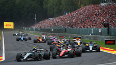 Kimi Antonelli mostrou por que é o líder da Fórmula 1 ao vencer um agitado GP da Bélgica. O italiano da Mercedes sobreviveu às investidas da Ferrari, ao caos das relargadas e faturou seu sexto triunfo no ano. Charles Leclerc e Max Verstappen fecharam o pódio em Spa-Francorchamps. A prova ainda teve batida e abandono de George Russell na volta inicial, após um toque polêmico com Lewis Hamilton.