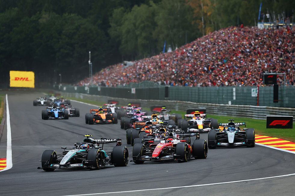 Kimi Antonelli mostrou por que é o líder da Fórmula 1 ao vencer um agitado GP da Bélgica. O italiano da Mercedes sobreviveu às investidas da Ferrari, ao caos das relargadas e faturou seu sexto triunfo no ano. Charles Leclerc e Max Verstappen fecharam o pódio em Spa-Francorchamps. A prova ainda teve batida e abandono de George Russell na volta inicial, após um toque polêmico com Lewis Hamilton.
