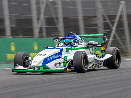 A maturidade técnica de Henrique Krüger em 2026 será medida pela capacidade de converter os 65 pontos obtidos na última temporada em vitórias frequentes. O piloto capixaba, que ostenta no currículo uma pole position e três passagens pelo pódio na classe Rookie, confirmou seu retorno ao grid da Fórmula Delta com uma missão clara: deixar de ser uma promessa para se tornar a referência do campeonato. Esse novo estágio da carreira, amparado pelo suporte de marcas como MedSênior, Timenow, TBS Saúde, FUCAPE, Veronord, F-Delta e pela mentoria do coach Maurizio Sala, começa a ganhar forma nos testes coletivos em Interlagos, marcados para o dia 22 de fevereiro.