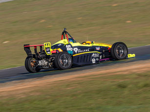 A 4ª etapa da temporada 2026 da Fórmula eVolution terminou com reflexos diretos na disputa pelos campeonatos. Dono da pole position, do novo recorde da categoria e das duas vitórias do fim de semana, Lélio Assumpção ampliou sua liderança na classificação geral. A rodada também registrou a troca de líder na divisão Master e a estreia de Isabelly Melniski, terceira mulher a competir na categoria.