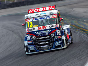 Leandro Totti iniciará o GP Prometeon na frente do grid após registrar o melhor desempenho da classificação da quarta etapa da Copa Truck Be8 BeVant, realizada neste sábado (30), em Interlagos. Com a marca de 2min04s876 no Top Qualifying, o piloto da Vannucci Racing conquistou o Troféu Shopee Pole Position, alcançou sua segunda pole da temporada 2026 e largará ao lado de Beto Monteiro, líder do campeonato.