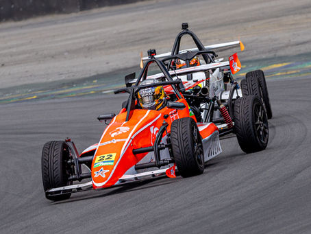 A Fórmula 1600 retorna a Interlagos nos dias 16 e 17 de maio para a 5ª etapa da temporada 2026, em um momento de forte equilíbrio no campeonato. Com quatro etapas já disputadas, a disputa pela liderança segue aberta, especialmente na divisão Super, enquanto Light e Master chegam ao circuito paulista com brigas igualmente intensas nas primeiras posições.