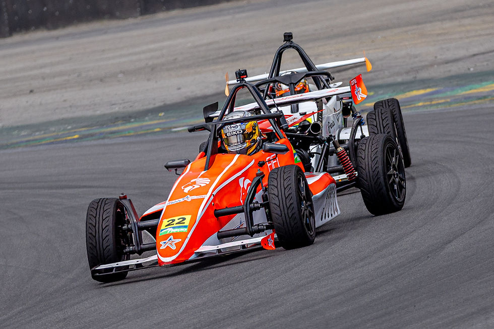 A Fórmula 1600 retorna a Interlagos nos dias 16 e 17 de maio para a 5ª etapa da temporada 2026, em um momento de forte equilíbrio no campeonato. Com quatro etapas já disputadas, a disputa pela liderança segue aberta, especialmente na divisão Super, enquanto Light e Master chegam ao circuito paulista com brigas igualmente intensas nas primeiras posições.