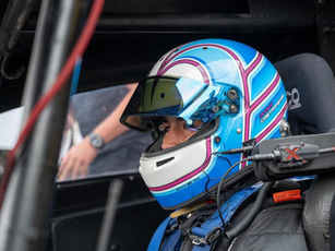 O grid da NASCAR Brasil Series em 2026 rec1ebe um reforço que une linhagem histórica e renovação técnica com a confirmação de Dudes Castroneves para o campeonato integral. Aos 17 anos, o competidor nascido em Miami e radicado em Ribeirão Preto (SP) assume o comando do Ford Mustang # 34 da equipe paranaense Pole Motorsport. Sobrinho de Helio Castroneves, tetracampeão das 500 Milhas de Indianápolis, o jovem busca consolidar sua transição do kart para o turismo, favorecido pelo cenário de nivelamento tecnológico proporcionado pela estreia do novo carro da categoria nesta temporada.
