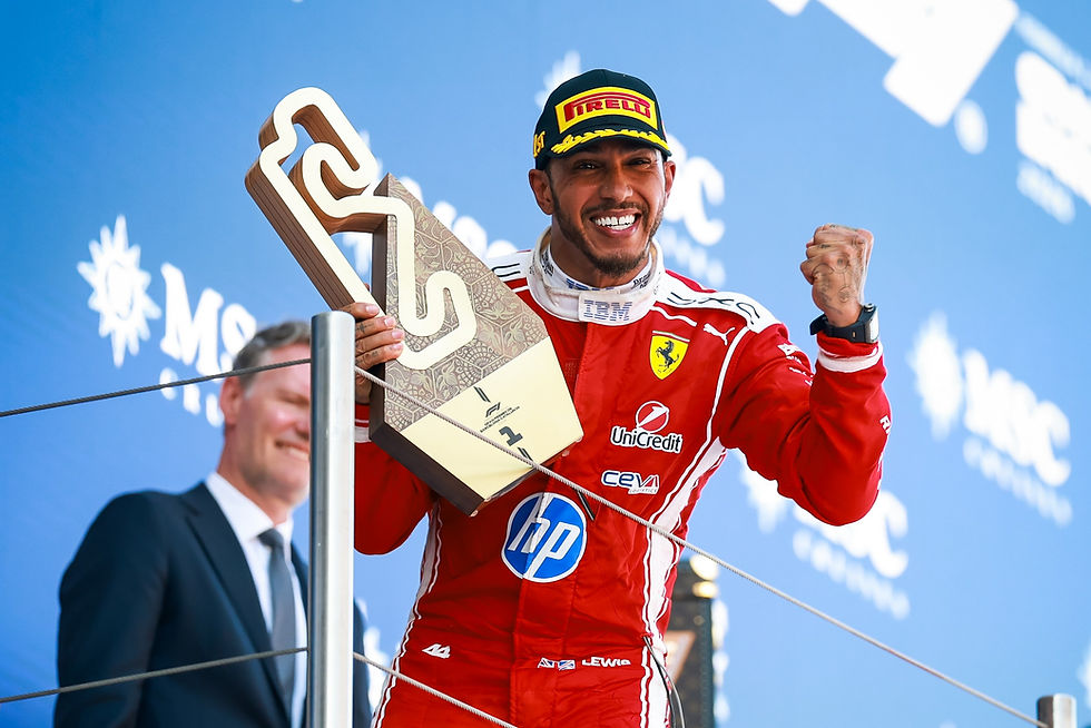 Lewis Hamilton retornou ao lugar mais alto do pódio da Fórmula 1 neste domingo (14) ao vencer o GP da Catalunha pela Ferrari. O britânico de 41 anos conquistou sua primeira vitória desde o GP da Bélgica de 2024 e interrompeu a sequência de vitórias da Mercedes em 2026. George Russell terminou em segundo, enquanto Lando Norris garantiu o terceiro lugar, formando o primeiro pódio totalmente britânico da categoria desde 1968.