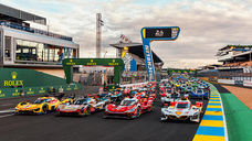 A 94ª edição das 24 Horas de Le Mans, entre 10 e 14 de junho, reúne um dos cenários mais equilibrados dos últimos anos no Campeonato Mundial de Endurance da FIA. Com pontuação dobrada para Hypercar e LMGT3 e apenas 17 pontos separando BMW, Toyota e Ferrari no Campeonato de Construtores, a principal corrida do calendário pode provocar uma mudança importante na disputa pelos títulos de 2026.