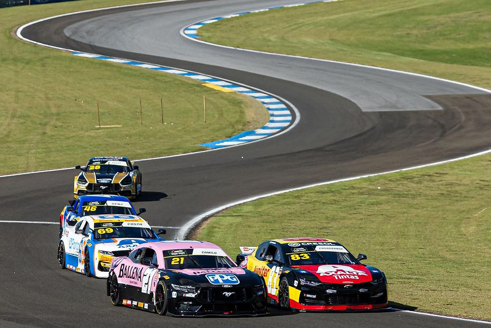 Gabriel Casagrande venceu a Corrida 2 da sexta etapa da NASCAR Brasil neste domingo (23), em Londrina, depois de uma disputa decidida na última volta. O piloto da AMattheis Vogel levou o Chevrolet #83 à frente de Thiago Camilo e Arthur Gama após uma dupla ultrapassagem com o Karter Boost e deixou o Autódromo Internacional Ayrton Senna na liderança do campeonato, com 193 pontos.