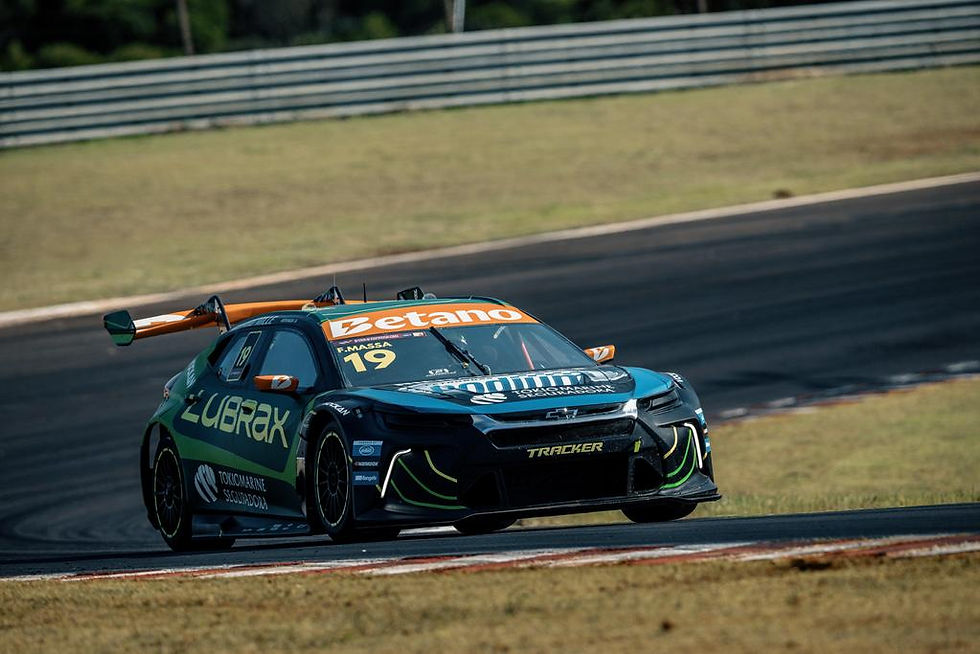 Localizado em Nova Santa Rita, na região metropolitana de Porto Alegre, o Autódromo Velopark representa um dos palcos mais desafiadores do automobilismo nacional. Inaugurado há pouco mais de 15 anos, o circuito gaúcho se destaca por suas características técnicas peculiares: com 2.278 metros de extensão, o traçado combina duas retas relativamente curtas com um conjunto de curvas que tornam o layout bastante travado e exigente. Essa configuração resulta em disputas extremamente equilibradas, onde diferenças mínimas separam os competidores - não raro, mais de vinte pilotos ficam separados por menos de meio segundo nos treinos. A pista gaúcha já consolidou sua importância no cenário automobilístico brasileiro ao sediar 26 provas da principal categoria nacional, revelando uma impressionante diversidade de vencedores ao longo de sua história. Dezesseis pilotos diferentes já subiram ao degrau mais alto do pódio no Velopark, demonstrando como as características do circuito favorecem disputas imprevisíveis e competitivas. Entre os grandes nomes que marcaram época no traçado, destacam-se campeões consagrados que encontraram no Velopark um terreno fértil para suas conquistas, consolidando a reputação do autódromo como um verdadeiro teste de habilidade e precisão para os pilotos. Felipe Massa completará 100 largadas na Stock Car (Marcelo Machado de Melo/BRB Stock Car) Entre os protagonistas que estarão em ação no Velopark, destaca-se Felipe Massa, um dos pilotos mais importantes de sua geração no automobilismo mundial. O ex-piloto de Fórmula 1, atualmente defendendo as cores da TMG Racing como vice-campeão da categoria, alcançará uma marca emblemática no circuito gaúcho: suas 100 provas na Stock Car brasileira. Em sua quinta temporada completa na principal categoria nacional, Massa construiu um currículo sólido com três vitórias, 12 pódios e uma volta mais rápida ao longo de 99 largadas, consolidando sua transição bem-sucedida dos circuitos internacionais para o automobilismo brasileiro e demonstrando que sua experiência na elite mundial se traduz em competitividade consistente nas pistas nacionais. Rubens Barrichello (Carsten Horst) Outro grande nome da Fórmula 1 que estará em ação no Velopark é Rubens Barrichello, bicampeão da Stock Car e piloto mais carismático do grid atual. Apesar dos desafios enfrentados pela Toyota no início da temporada 2025 - marca que ainda não conquistou pódios enquanto a Mitsubishi dominou completamente as três corridas disputadas -, Barrichello tem se mostrado estratégico e cerebral em suas abordagens. Consciente das limitações de velocidade de reta de seu equipamento, o experiente piloto da equipe Fulltime, patrocinado pela Mobil™ pelo décimo ano consecutivo, soube conservar o carro e aproveitar oportunidades surgidas pelas quebras mecânicas dos adversários, conquistando posições importantes em Interlagos e Cascavel e ocupando atualmente o oitavo lugar no campeonato como único representante Toyota no top-10. Para a etapa no circuito gaúcho, Barrichello demonstra otimismo renovado, especialmente motivado pelas atualizações no B.O.P. (Balance of Performance) entre as montadoras, que promete equilibrar melhor a competição. O veterano piloto, que acumula vasta experiência em diversos tipos de automóveis de competição, reconhece no Velopark um desafio técnico interessante para os novos SUVs da categoria. Com suas características de pista pequena, mas extremamente exigente devido às zebras altas e necessidade de frenagens precisas, o traçado de Nova Santa Rita se apresenta como cenário ideal para que a Toyota possa mostrar maior competitividade. "Estou confiante pois tivemos um update no B.O.P dos carros, que está desigual", declarou Barrichello, demonstrando expectativa de que as mudanças técnicas permitam à marca japonesa brigar de igual para igual com Mitsubishi e Chevrolet. Guilherme Salas # 85 (Bruno Terena/MS2) Uma das equipes que desperta maior atenção para a etapa gaúcha é a Cavaleiro Sports, que chega ao Velopark em posição privilegiada para brigar pela liderança do campeonato. Guilherme Salas ocupa a vice-liderança individual com 123 pontos, apenas quatro atrás do ponteiro Felipe Fraga, representando a força da escuderia que também figura na segunda colocação entre as equipes com 192 pontos somados. O piloto do Chevrolet Tracker # 85, que já conquistou dois pódios em 2025, enfrenta o desafio adicional de carregar 25kg de lastro devido à sua posição no campeonato, mas demonstra confiança na continuidade da boa fase. "Estou animado para o Velopark. Tenho bons resultados por lá, mas vou carregar 25kg de lastro por causa do segundo lugar no campeonato. Vamos trabalhar dobrado para manter o embalo e brigar pela ponta", declara Salas, ciente de que o momento é favorável para buscar a liderança. Complementando a força da Cavaleiro Sports, o tricampeão Ricardo Maurício traz ao time sua vasta experiência no circuito gaúcho, onde já subiu ao pódio nove vezes ao longo de sua carreira. Maurício conhece profundamente os desafios únicos do Velopark, desde o asfalto liso que dificulta o aquecimento dos pneus até as condições adversas do cockpit e a complexidade dos pit stops. "O Velopark exige demais: o asfalto liso atrasa o aquecimento dos pneus, o pit stop é mais longo e o calor no cockpit aumenta. Cada curva pode decidir a corrida", analisa o experiente piloto. A equipe ainda conta com Denis Navarro, que ressalta o momento especial vivido pela Cavaleiro: "Trabalho com a Cavaleiro Sports há muitos anos, mas desde que retornei à Stock Car e iniciamos este novo projeto, estamos em nosso melhor momento", afirma o piloto, destacando o desenvolvimento constante do equipamento e a competitividade crescente que coloca a equipe na briga pelas posições de ponta. Gianluca Petecof e Ricardo Zonta (José Mário Dias) Também merecem atenção especial Ricardo Zonta e Gianluca Petecof, dupla da Shell que chega ao Velopark com credenciais e motivações distintas. Zonta, ex-piloto de Fórmula 1, tem sido um dos destaques das duas primeiras etapas da temporada, perdendo a chance de somar dois pódios em três corridas apenas devido às quebras mecânicas que acometeram diversos competidores com os novos SUVs. O curitibano, que detém o recorde da pista com os carros da geração anterior (56.070s em 2022), chega especialmente preparado fisicamente após completar uma prova de triatlo Iron Man no último domingo, percorrendo 3.800m de natação, 180km de ciclismo e uma maratona completa em mais de 11 horas. "Velopark é uma pista que exige bastante do equipamento, onde tivemos vários pódios nos últimos anos. Estou otimista para um bom fim de semana, torcendo para o equipamento ser mais confiável", declara Zonta, ciente de que essa preparação extrema pode ser fundamental no circuito que exige muito fisicamente dos pilotos devido ao calor intenso no cockpit e às características travadas que demandam trabalho constante ao volante. Já Gianluca Petecof vive seu melhor momento desde o retorno da Europa às pistas brasileiras, ocupando o terceiro lugar no campeonato após uma etapa consistente em Cascavel, coroada com a vitória na corrida sprint. O jovem piloto do SUV # 101, preparado pela equipe Car Racing KTF, tem uma relação especial com o Velopark, onde conquistou sua primeira vitória na Stock Car no ano passado, ainda na era dos sedans. Com três pódios em suas últimas quatro corridas no circuito gaúcho, Petecof chega credenciado e motivado, mesmo enfrentando pela primeira vez o desafio de correr com lastro de sucesso. "Será minha primeira vez na Stock Car correndo uma etapa com lastro de sucesso, mas acho que mais que qualquer outra coisa, vamos buscar conhecer mais e melhor sobre o carro novo", declara o piloto, que vê na experiência positiva no traçado gaúcho uma oportunidade de ampliar sua vantagem na tabela de classificação. Julio Campos (Rodrigo Guimarães/MS2) Outro nome de peso que promete movimentar a disputa no Velopark é Julio Campos. O piloto do Toyota Corolla Cross # 4 chega ao circuito gaúcho com um objetivo claro: recuperar terreno na disputa pelo título de 2025. Mantendo pelo sexto ano seguido a sólida parceria com a Vibra, Campos encara um novo desafio após fechar a temporada passada na quinta colocação geral: lidar com a confiabilidade do carro na estreia dos novos modelos e motores que movimentam o grid este ano. O Velopark traz boas lembranças para o paranaense, que já cravou uma pole position e duas voltas mais rápidas no circuito. São sete pódios na pista – cinco terceiros lugares e dois segundos – que atestam sua constância e habilidade ao longo dos anos. "Quero brigar pelo título mais uma vez. A gente conhece o nosso potencial. A missão agora é resolver os problemas o mais rápido possível e transformar essa bagagem toda em resultado na pista", afirma Campos, que tem na experiência e no conhecimento do traçado gaúcho seus principais trunfos para voltar ao protagonismo na temporada. Carlos Rossi – Kabé / Red Line Motor Sport Jornalista | Repórter Fotográfico