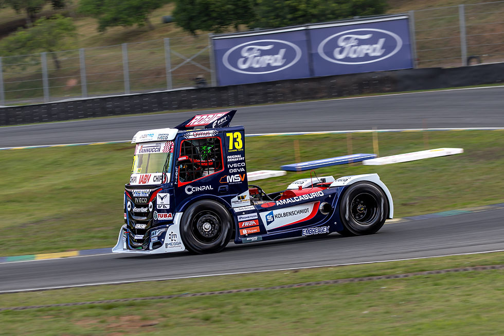 Leandro Totti foi o principal nome da quarta etapa da Copa Truck Be8 BeVant, realizada neste domingo (31) no Autódromo de Interlagos, em São Paulo. Com o Iveco #73 da Vannucci Racing, o paranaense venceu as duas corridas do GP Prometeon, alcançou sua quinta vitória na temporada e assumiu a liderança do campeonato ao término da primeira metade da fase regular.