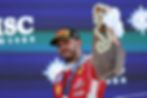 Lewis Hamilton passou a integrar a lista dos 10 pilotos mais velhos a vencer um Grande Prêmio de Fórmula 1 ao conquistar o GP de Barcelona-Catalunha de 2026 pela Ferrari aos 41 anos, 5 meses e 7 dias. O resultado o insere em um grupo histórico da categoria e reforça um recorte estatístico que atravessa diferentes eras do automobilismo mundial.
