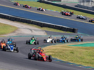 A 6ª etapa da Fórmula 1600, disputada em Interlagos, teve um protagonista incontestável. Marcel Fachini comandou as ações ao longo de todo o fim de semana, liderou os dois treinos livres, conquistou duas vitórias, registrou as voltas mais rápidas das duas corridas e deixou o autódromo paulistano com uma das atuações mais consistentes da temporada.