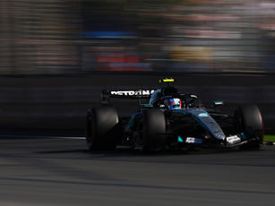 A Mercedes iniciou o mundial ocupando as duas primeiras posições na Austrália com George Russell e Kimi Antonelli, resultado construído a partir do aproveitamento do Virtual Safety Car. A equipe efetuou a troca para pneus duros na volta 12, enquanto a Ferrari optou por manter Charles Leclerc e Lewis Hamilton na pista, estratégia que acabou resultando no terceiro e quarto lugares após as paradas nos giros 25 e 28. O triunfo de Russell, registrado em 1:23:06.801, representou a 132ª vitória e a 61ª dobradinha da marca alemã na Fórmula 1.