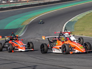 A 6ª Etapa do Campeonato Paulista de Fórmula 1600, disputada em Interlagos, reforçou o momento de consistência vivido por Lucas Monteiro na temporada. Líder da Divisão Super, o piloto da Max Torque Racing voltou a pontuar forte ao conquistar dois segundos lugares em sua categoria nas corridas do fim de semana, ampliando sua pontuação na disputa pelo título de 2026.