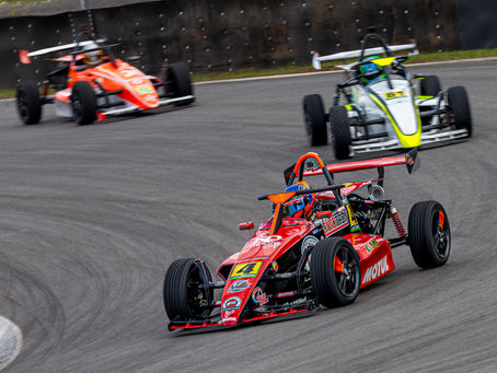 A 5ª etapa da Fórmula 1600, disputada em Interlagos, consolidou Marcel Fachini como um dos grandes protagonistas da temporada 2026. Em um fim de semana marcado por mudanças climáticas constantes, disputas intensas e corridas de altíssimo nível técnico, o piloto da Scuderia Fachini deixou o autódromo paulistano com dois segundos lugares consecutivos após batalhas diretas pela vitória nas duas provas da Divisão Super.