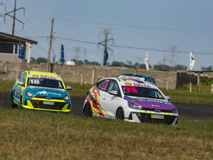 A abertura de uma temporada 2026 histórica e marcante para a Copa Hyundai HB20 viveu um dos seus pontos altos no começo da tarde deste sábado (7) no Autódromo Internacional Orlando Moura, em Campo Grande, capital do Mato Grosso do Sul. Na estreia da novíssima classe Super Feminina, que compreende a presença de sete jovens talentosas, todas devidamente inscritas também na Super, a paranaense Mika Peixoto conquistou a pole position. A sessão também determinou as posições de honra das consagradas classes Elite e PRO. O estreante Edinardo Filho vai largar na frente na divisão intermediária, enquanto Felipe Malinowski brilhou na tomada de tempos para marcar a pole position entre os ‘feras’ do grid