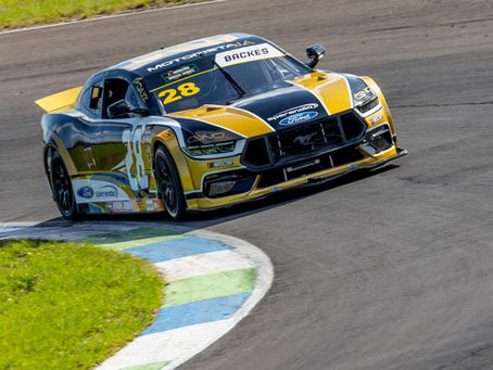 A temporada 2026 da NASCAR Brasil Series começou para valer nesta sexta-feira (10), em Santa Cruz do Sul, com um grid de 24 carros na pista. Depois de meses de expectativa, os treinos oficiais marcaram o primeiro contato real com o RiSE26 e já entregaram um cenário de equilíbrio nas primeiras posições.