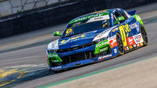 Cacá Bueno assegurou neste sábado (30) a pole position da terceira etapa da NASCAR Brasil, disputada no Autódromo Internacional José Carlos Pace, em Interlagos. O piloto do Chevrolet #0 da Team RC venceu a Sprint Race, prova responsável por definir o primeiro lugar do grid, e somou os pontos extras distribuídos pela atividade classificatória.