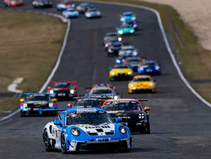 A temporada 2026 da Porsche Endurance Trophy Nürburgring começa neste sábado, 14 de março, com o maior grid já registrado na categoria. Integrada à Nürburgring Langstrecken-Serie, a abertura reúne 33 carros, sendo 12 Porsche 911 GT3 Cup na classe Cup 2 e 21 Porsche 718 Cayman GT4 CS na Cup 3.