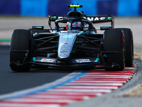Kimi Antonelli largará em sétimo no GP da Hungria depois de receber três posições de punição por não reduzir suficientemente a velocidade sob bandeira amarela no Q3. O italiano havia colocado a Mercedes em quarto na classificação. George Russell, sétimo na sessão, partirá em sexto após a troca da unidade de potência sem penalização adicional.