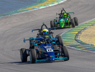 A 6ª Etapa da Fórmula 1600 terminou com saldo amplamente positivo para Léo Tafner em Interlagos. Competindo pela Scuderia Fachini, o piloto do carro número 12 mostrou evolução desde os treinos livres, manteve presença constante entre os protagonistas da divisão Light e encerrou o fim de semana com dois pódios em duas corridas, conquistando um terceiro lugar no sábado e uma vice-colocação no domingo.