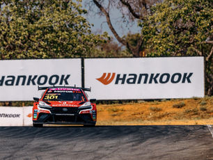 Léo Reis transformou a primeira posição do grid invertido em sua segunda vitória na temporada de estreia da Stock Car. Sob temperatura de 36 graus neste sábado (5), o piloto de 22 anos da Car Racing comandou a corrida sprint em Curvelo (MG) e recebeu a bandeirada à frente do irmão Rafael. Uma punição de cinco segundos ao companheiro, porém, colocou Arthur Leist e Gaetano Di Mauro no pódio.