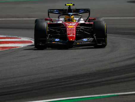 A Ferrari desembarca em Budapeste vivendo seu momento mais competitivo na temporada 2026 da Fórmula 1. Depois da vitória de Charles Leclerc na Inglaterra e do segundo lugar do monegasco na Bélgica, a equipe italiana encara o GP da Hungria como uma nova oportunidade para desafiar a Mercedes antes da pausa de verão. Lewis Hamilton também chega em boa fase, após completar as duas últimas corridas em terceiro e quarto lugares.